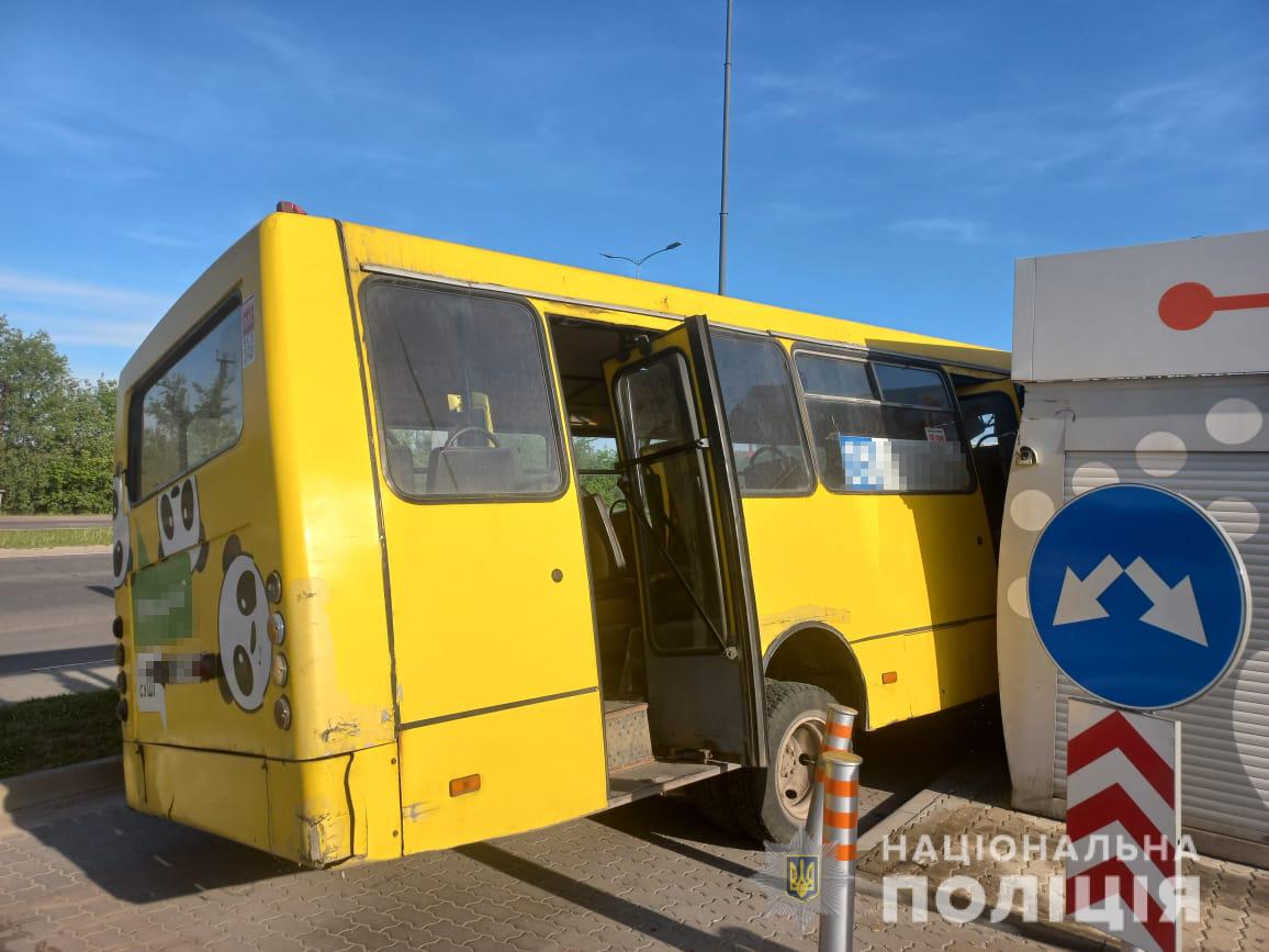У Львові маршрутка "влетіла" в АЗС, є постраждалі