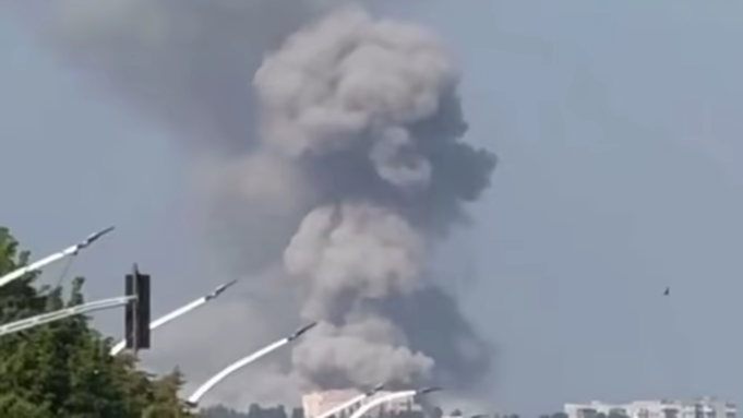 Луганськ: росіяни повідомляють про вибухи та пожежу
