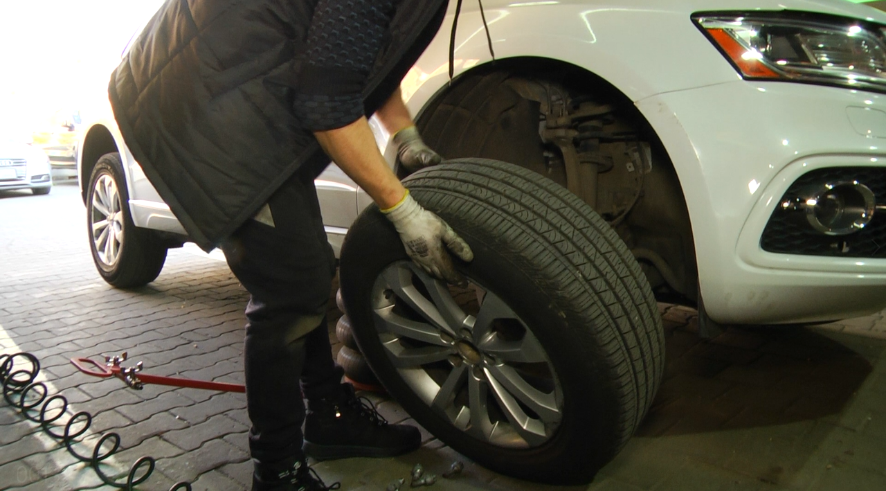 Літні на зимові. Час «перевзувати» авто та інші сезонні підготування