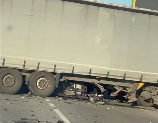 У Золочеві легковик залетів під фуру: Відео
