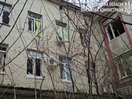 Росіяни продовжують обстрілювати Херсон: влучили в будинок та медзаклад