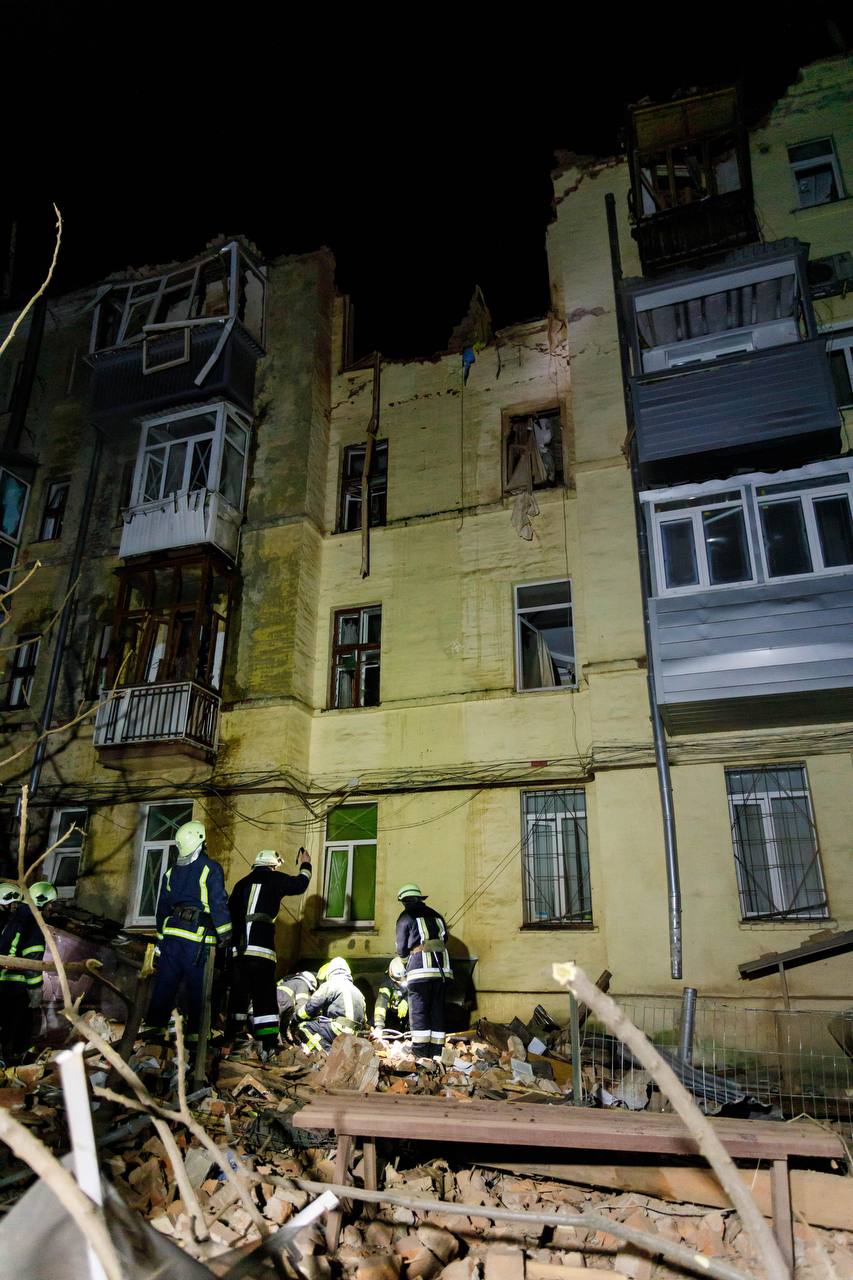 Окупанти влучили у житловий будинок в Харкові. Деталі обстрілу