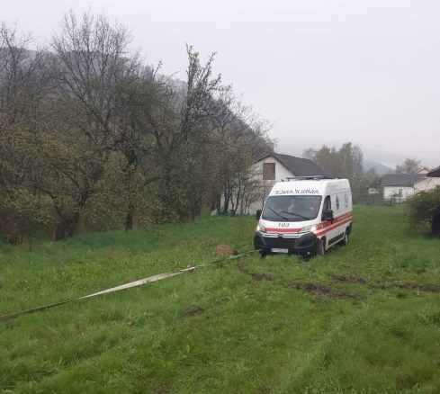 На Прикарпатті застрягла швидка допомога, яка їхала на виклик