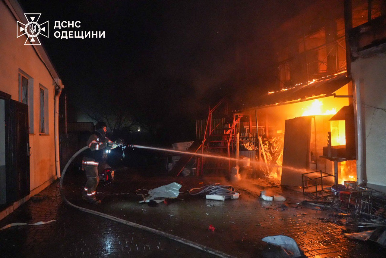 Росія вночі вдарила по Одещині: з'явилися фото з місця вибухів