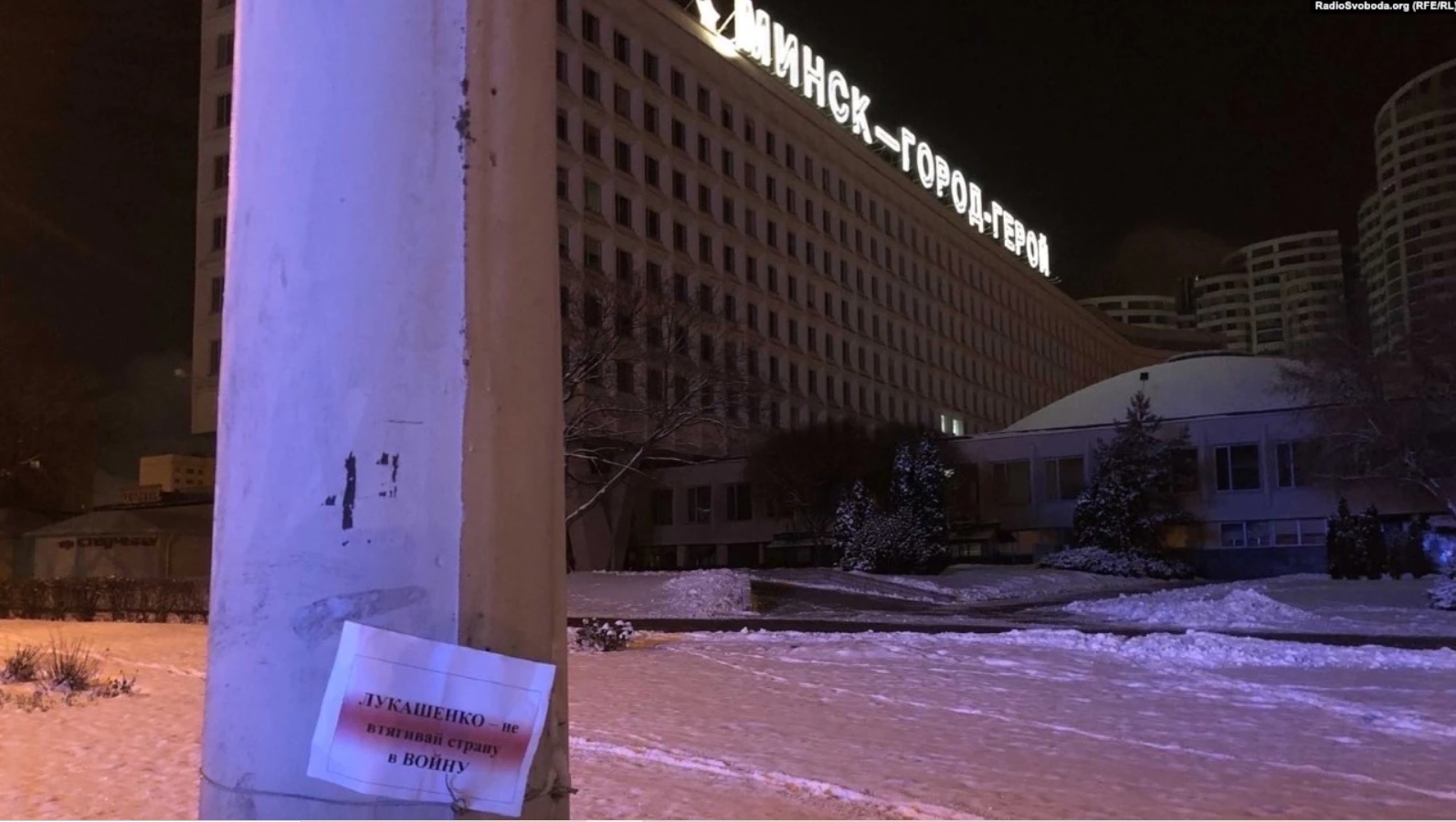 У Білорусі активісти розклеїли антиросійські листівки