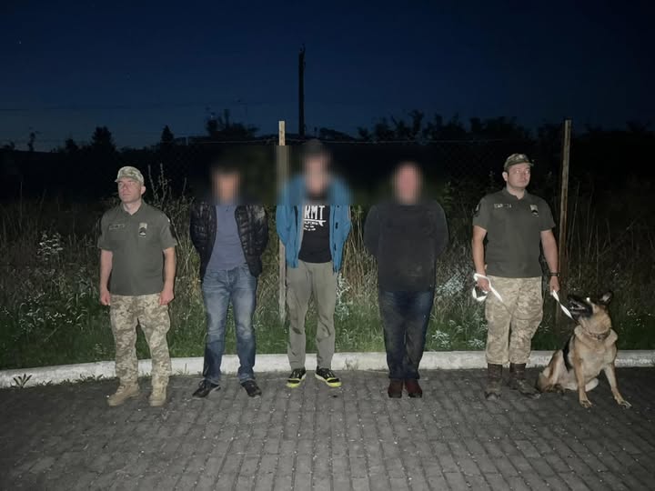 Намагалися втекти до Словаччини: затримали трьох чоловіків (фото)
