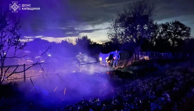 Київщину вночі атакували російські безпілотними: виникла пожежа (фото)