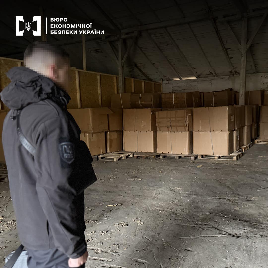 На Львівщині викрили склад з пресованим тютюном на 5,2 млн грн