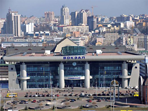 Окупанти завдали авіаудару по Південному вокзалу у Києві