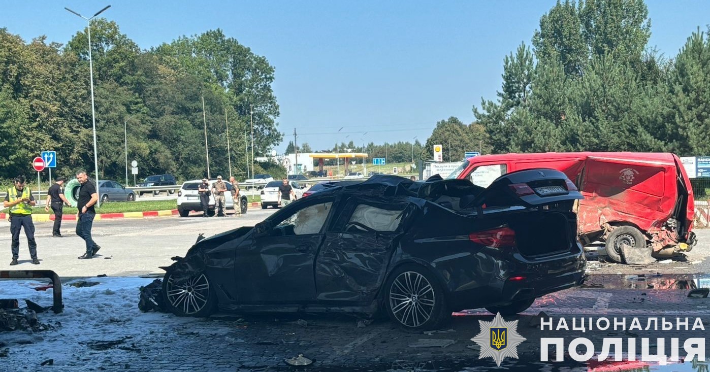 У поліції повідомили деталі ДТП на автозаправній станції Львівщини