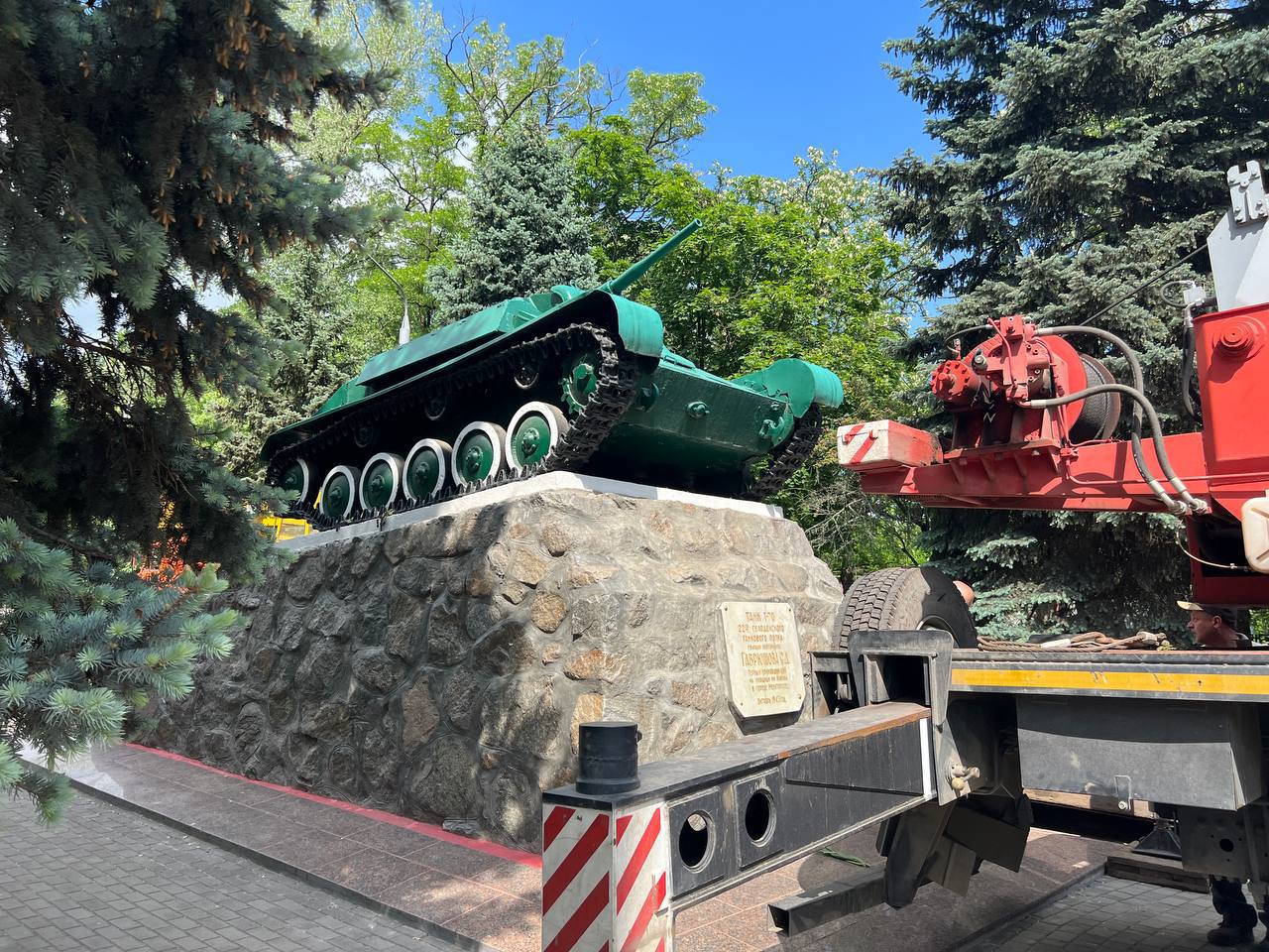 В окупованому Мелітополі забрали танк-пам’ятник для реставрації та підправлення на фронт