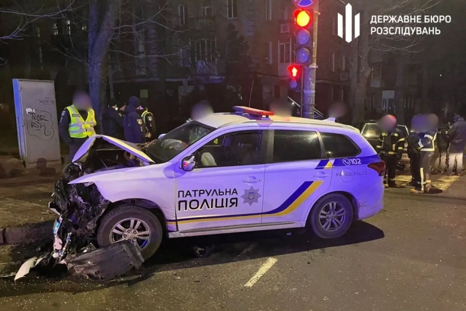 У центрі Хмельницького в автотрощу потрапив автомобіль поліції: фото аварії