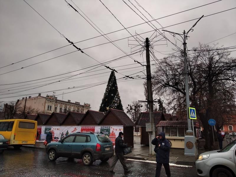 У Чернівцях сталася пожежа в різдвяному містечку. Вогонь перекинувся на дівчину