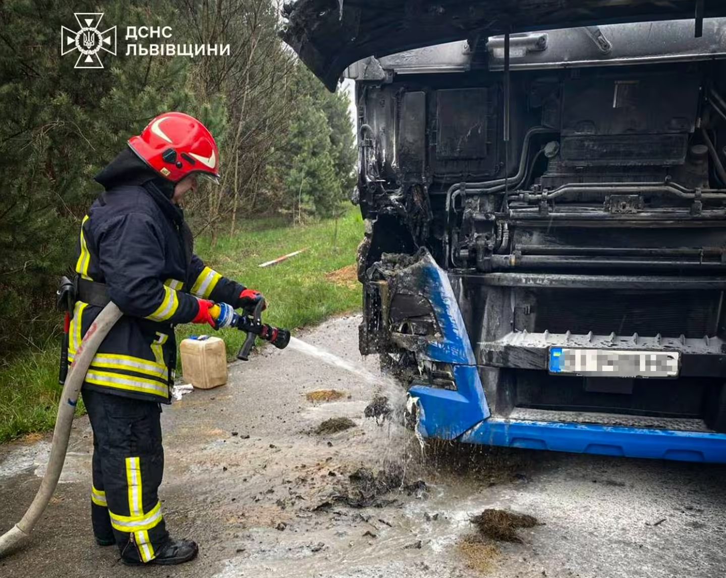 На Львівщині під час руху загорівся автомобіль: фото інциденту