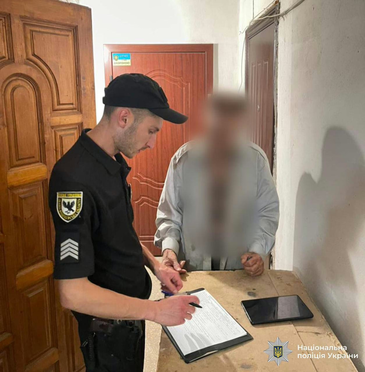 На Прикарпатті поліція покарала чоловіка, який гуляв голим по вулиці (фото)