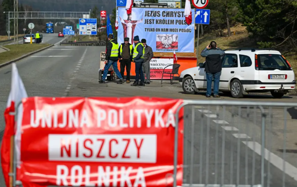 Поляки не пропускають жодної вантажівки на чотирьох пунктах пропуску