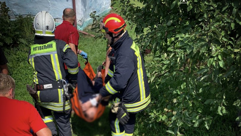 На Львівщині чоловік проштрикнув ногу на металевому паркані: рятувальники повідомили деталі