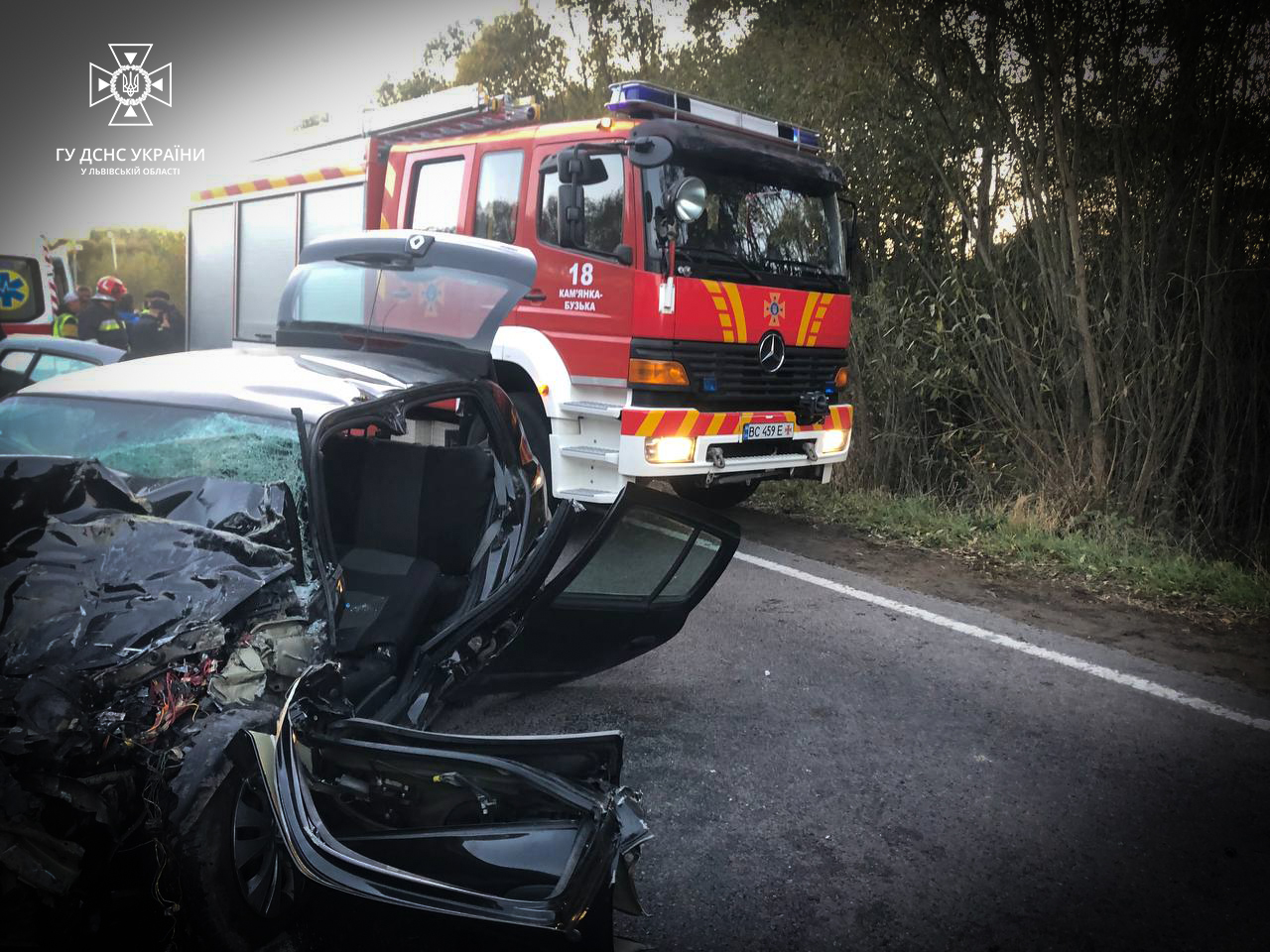 Біля Львова зіткнулися автобус і легковик: водіїв госпіталізували
