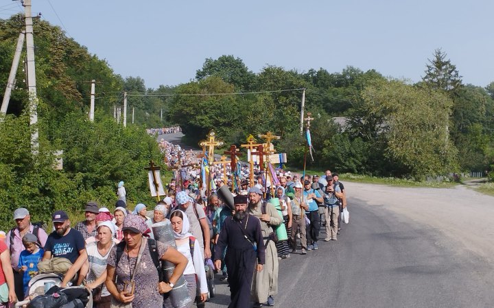 «Це провокація». Віряни УПЦ московського патріархату провели хресну ходу до Почаєва