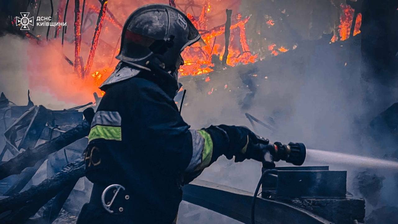 На Київщині масштабна пожежа: горів ресторанний комплекс