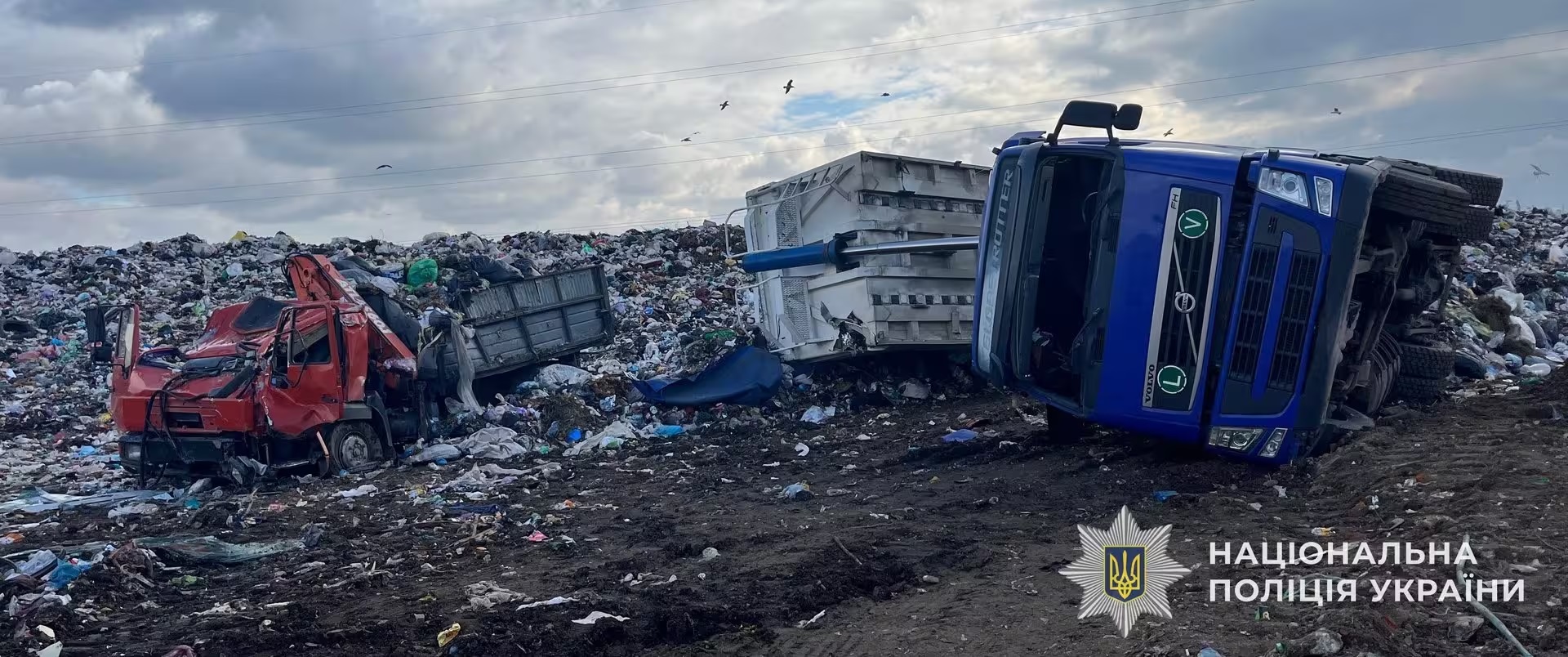 На Львівщині сміттєвоз перекинувся і розчавив інше авто з людиною (фото)