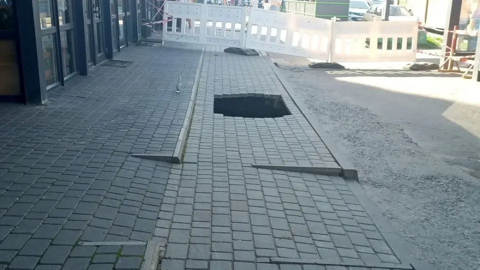 У Хмельницькому двоє людей впали у каналізаційний колектор