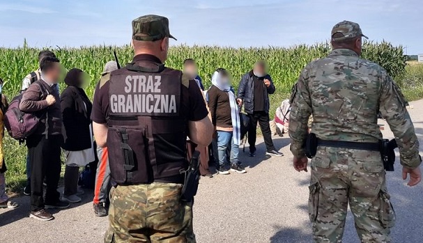 Потік нелегальних мігрантів з Білорусі перекинувся до Польщі