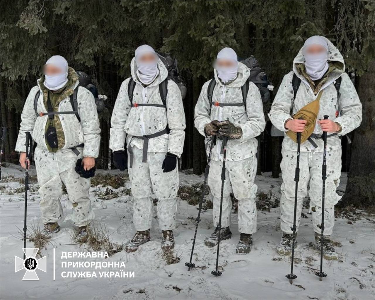 На Святвечір у маскувальних костюмах йшли в Румунію (фото)