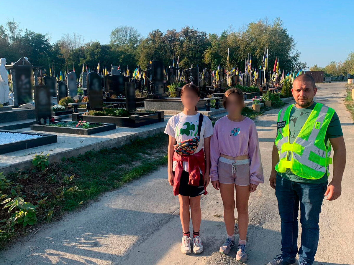 Заради розваги. В Києві підлітки обкрадали могили загиблих захисників