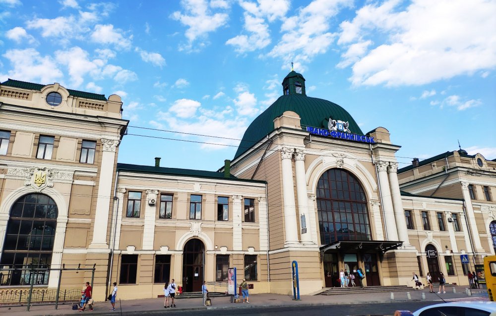 В Івано-Франківську оголосили термінову евакуацію з залізничного вокзалу: що сталося
