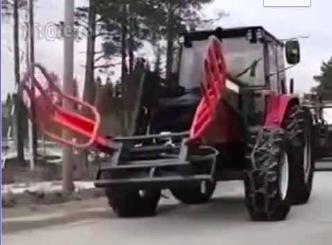 Фіни потролили росіян і відправили до кордону трактори. Відео дня