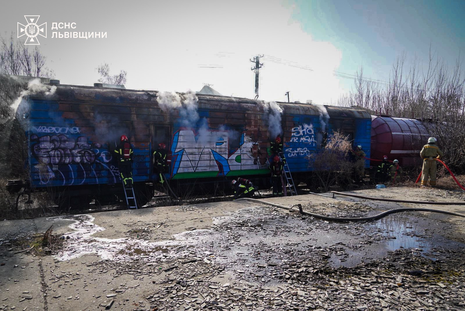 У Львові горів вагон потяга: рятувальники повідомили деталі (фото)