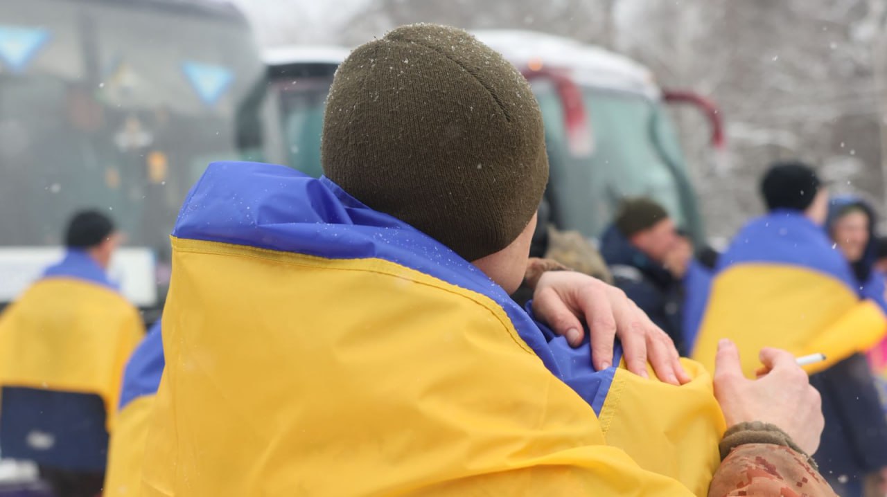 Україна та Росія провели перший за чотири місяці обмін полоненими: Хто повернувся додому