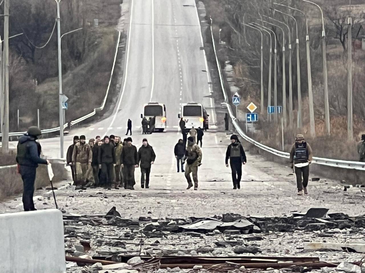 Захисники Маріуполя та острова Зміїний. Україна повернула з полону ще 50 воїнів