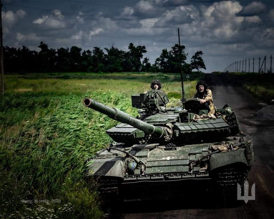 Ворог обстрілює гострі напрямки з артилерії, б'є авіацією, - Генштаб