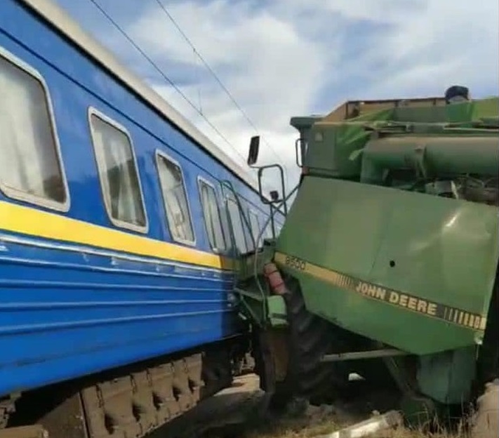 Пасажирський потяг Бахмут-Львів в'їхав у комбайн