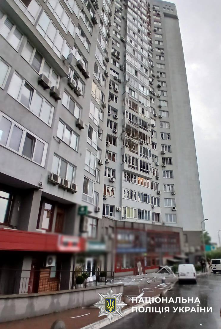 Росіяни вдарили по Києву: Як виглядає багатоповерхівка після атаки (ФОТО, ВІДЕО)