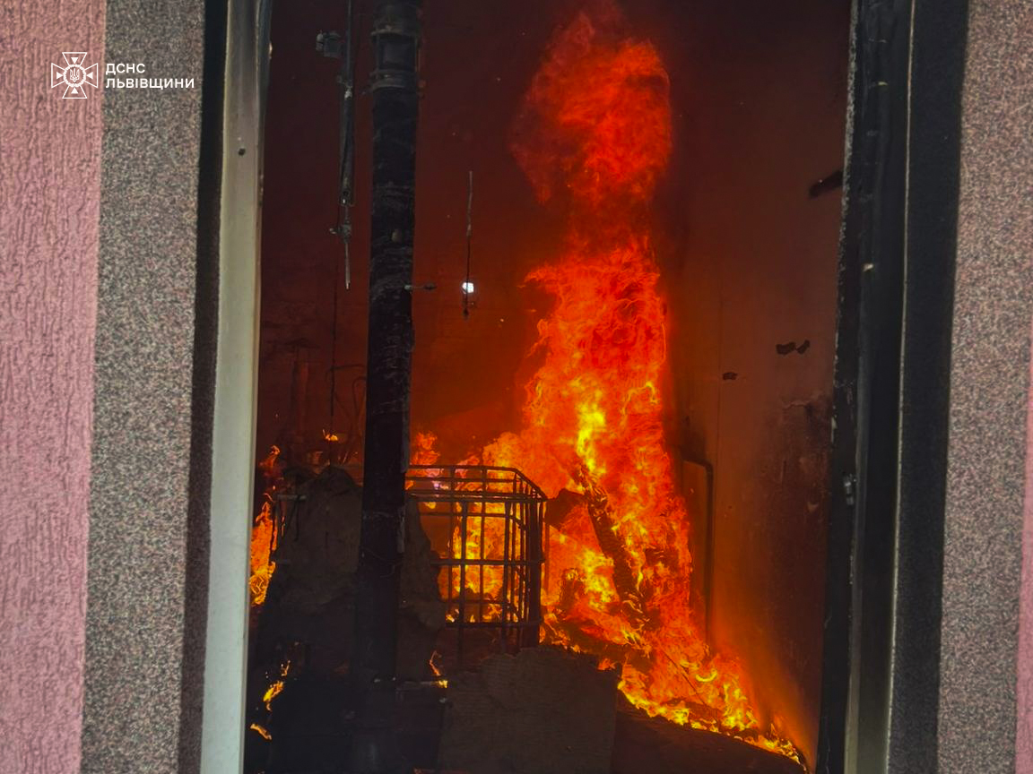 На Львівщині палала господарська будівля