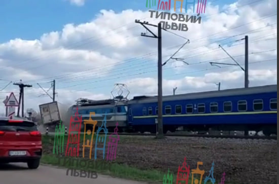 На Львівщині потяг протаранив вантажівку: момент потрапив на відео