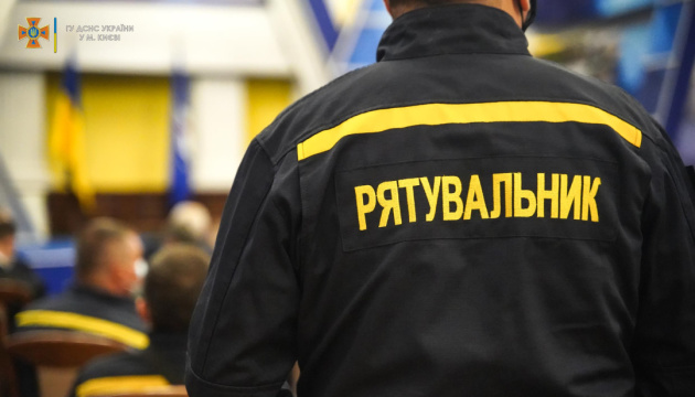 На Рівненщині дитина опинилася в пастці у зачиненій квартирі: що відомо про стан малечі