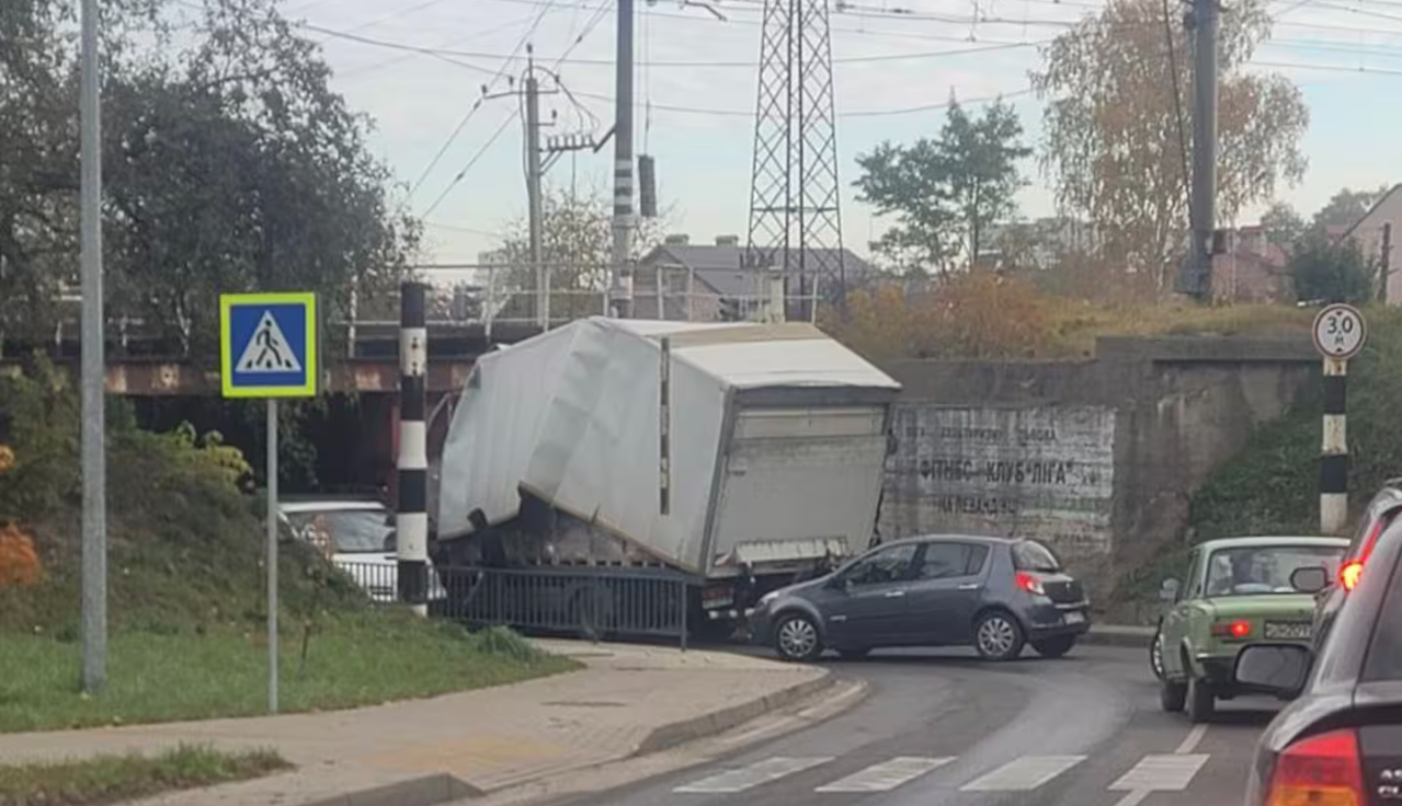 У Львові під мостом застрягла вантажівка