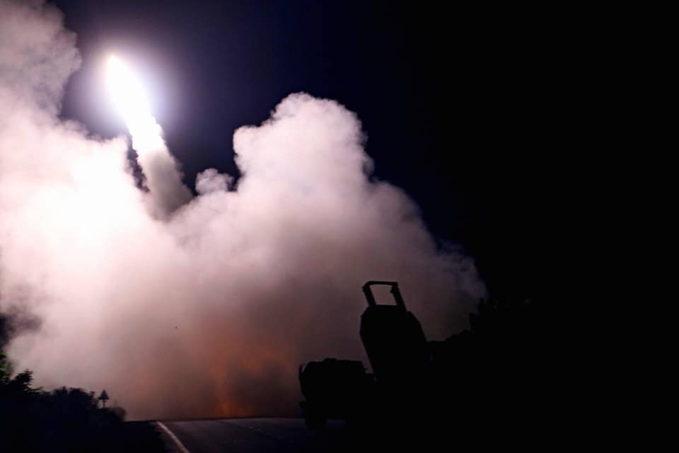 HIMARS: нічний салют у Мелітополі і більше сотні знищених росіян у казармах