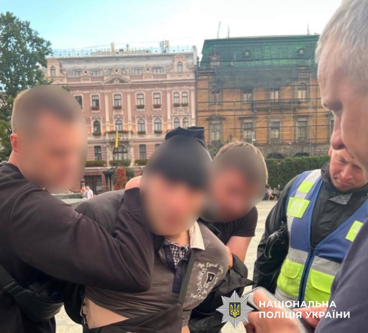 Божевільний з ножем: стали відомі дивні деталі нападу чоловіка з ножем на протестувальників у Львові