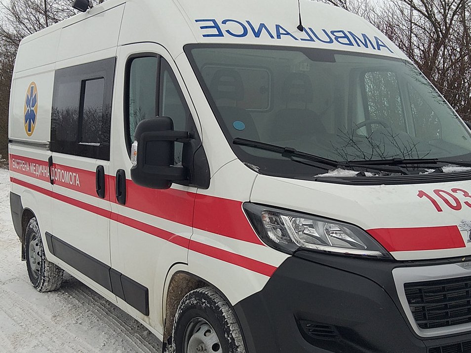 На Хмельниччині рятувальники витягнули зі снігу швидку