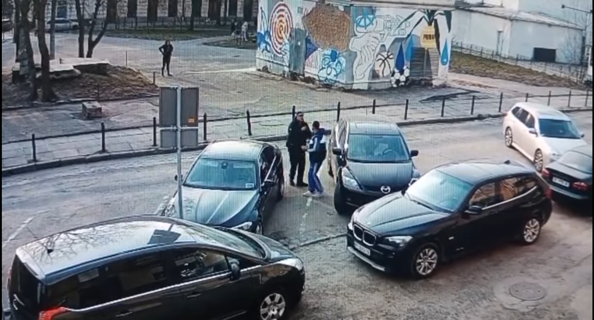 У центрі Львова п'яний чоловік побив інспектора з паркування (відео)