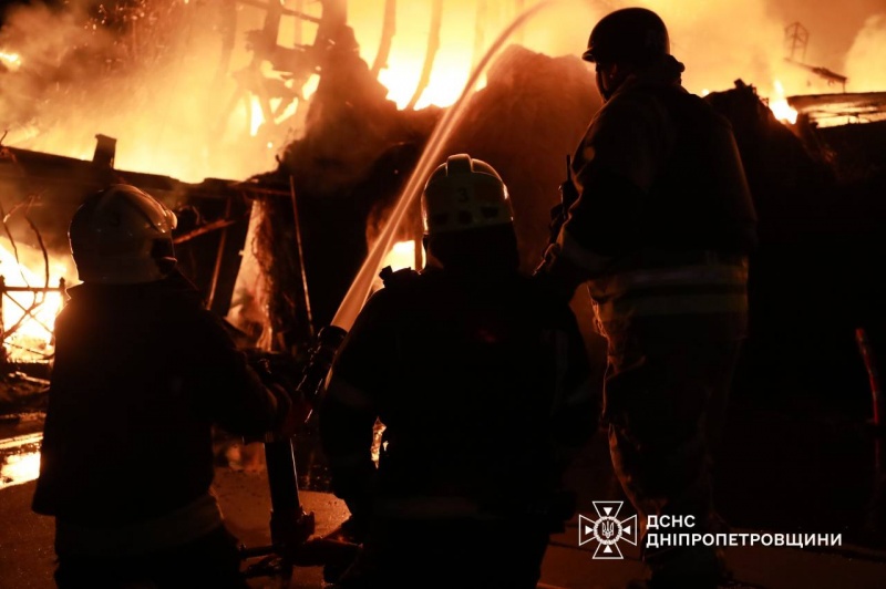 Масований обстріл Дніпра: рятувальники показали нові фото наслідків