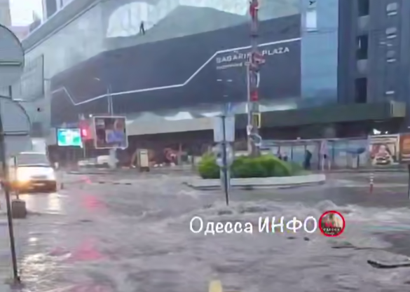 Одеса пішла під воду: з'явилося відео затоплених автомобілів і вулиць