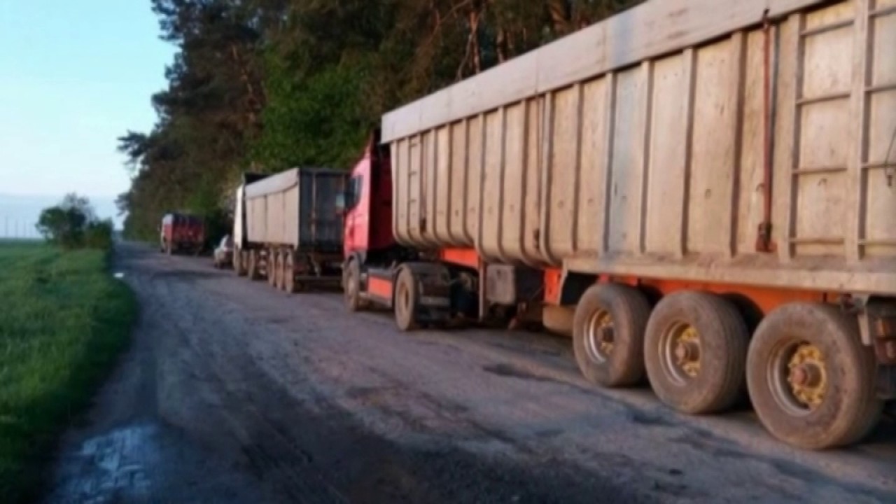 На Волині затримали фури із львівським сміттям