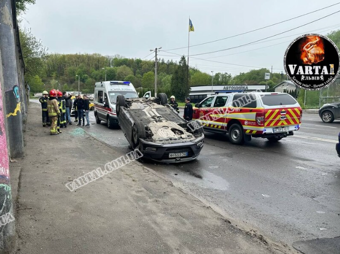 У Львові зіткнулися два автомобілі: одне авто перекинулося