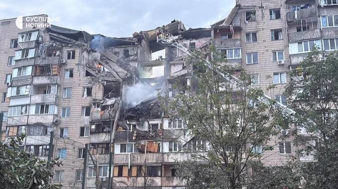Як виглядає величезна вирва на місці ракетного удару у Києві (фото)
